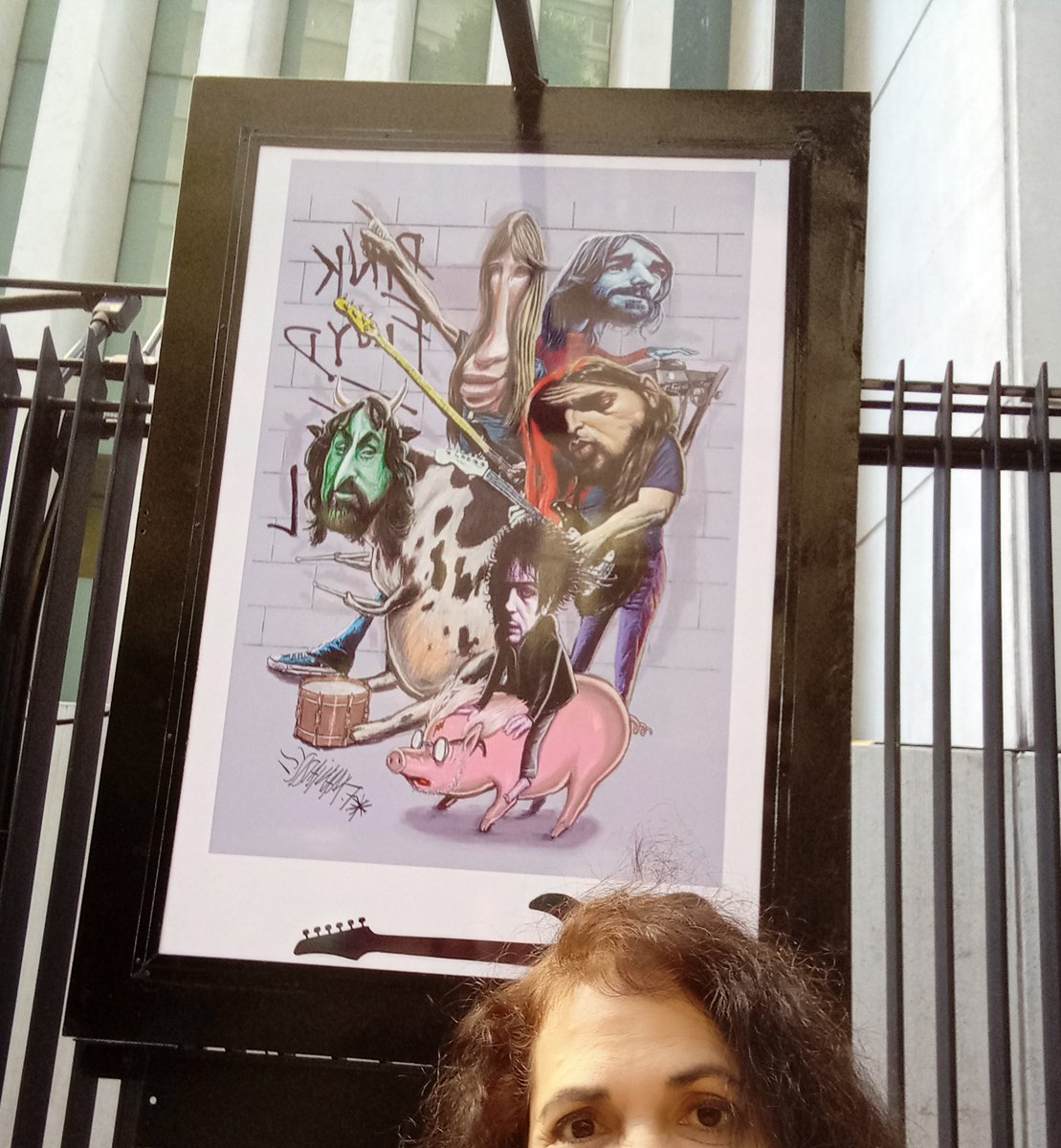 Genial exposición en las rejas del Senado. <a href="/FloresManjarrez/">Manjarrez</a>