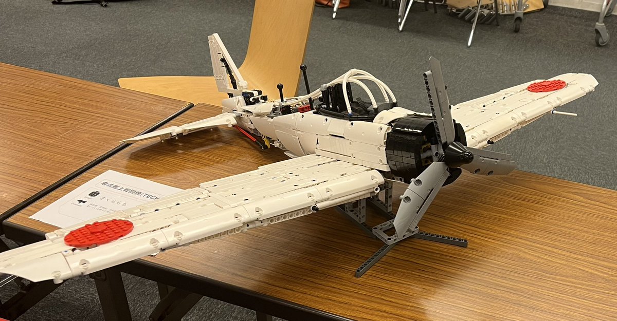「零式艦上戦闘機[TECH]」

背中に生えているスティックをいじることで補助翼と昇降舵、主脚と尾輪が動きます。また、スティック近くのギアで方向舵も動かせます。プロペラと脚には空転機構を取り入れており、人とモーターに優しい設計になっています。

#LEGO #レゴの秋展示会2022 #フリービルド