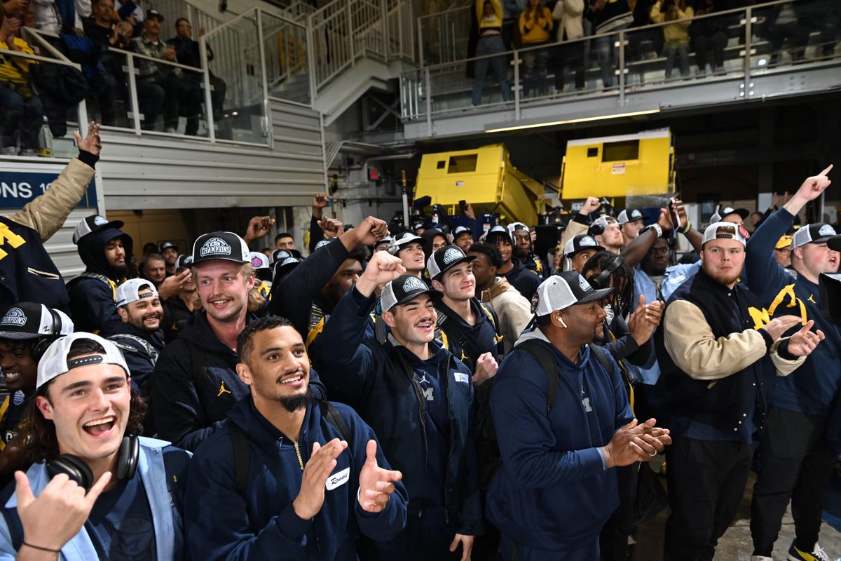 UMichFootball's tweet photo. 🏈 x 🏒

#GoBlue https://t.co/pMNxH5E9W2