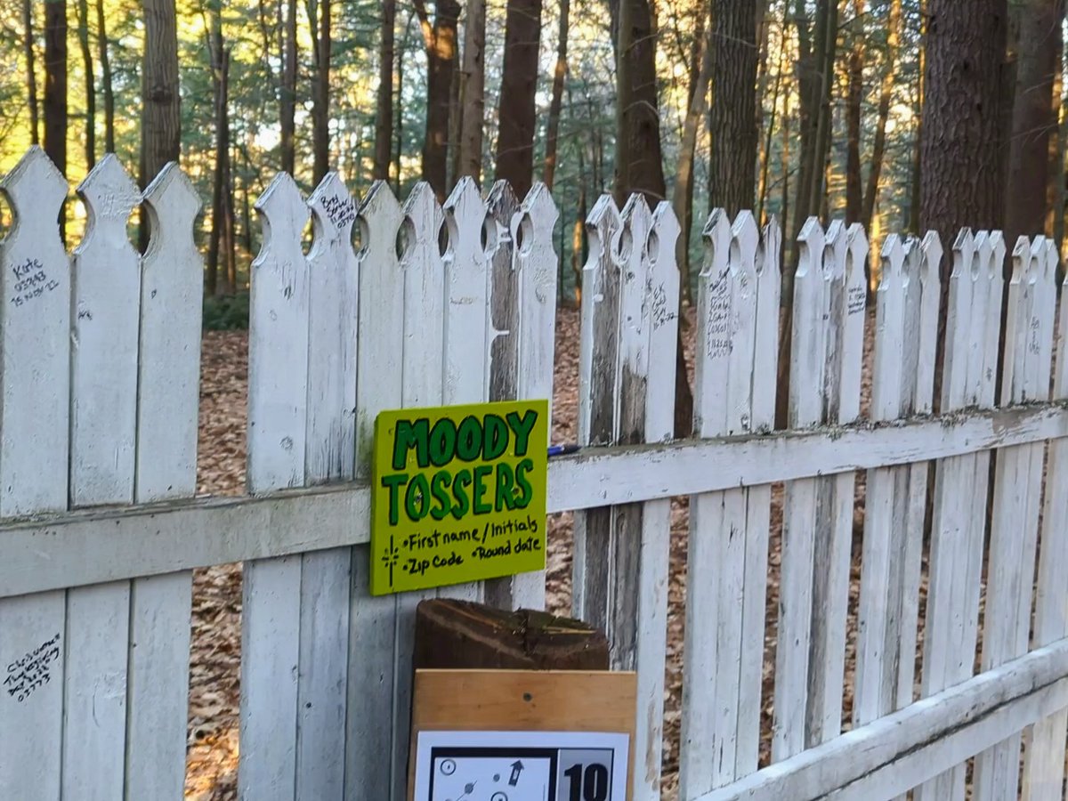 St1brew's tweet photo. Left our name on the fence during our round today! #DiscGolf #BangChains #GetOutside https://t.co/ZzIwa1Lax9