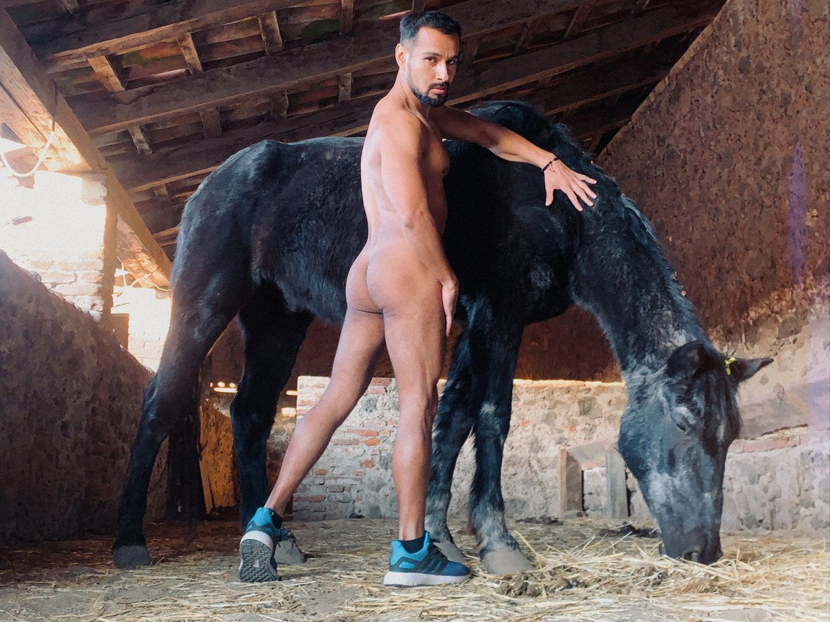 Te espero en el establo
Onlyfans.com/delmarponce