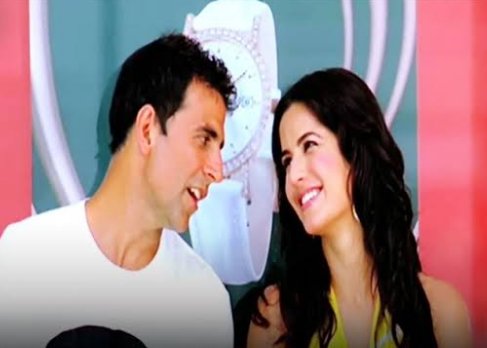 Bhushanadhau1's tweet photo. There Cute Chemistry In #RishteNaate Song 💥😍
@akshaykumar #KatrinaKaif 💑
#AkkiKat ♥
#13YearsOfDeDanaDan https://t.co/c0drXF2MP1