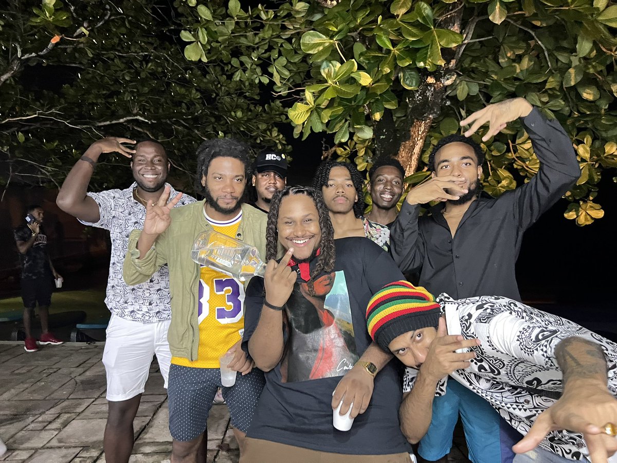 IssaOmari_'s tweet photo. I would comfortably take a bullet for everybody in this picture #GSyde https://t.co/wN1cODMu6l
