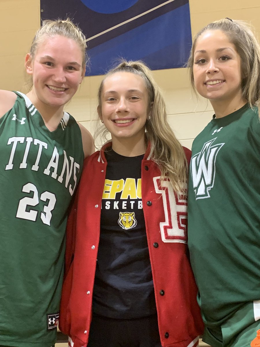 ChiHoopsExpress's tweet photo. Kelly Carlson 19', Ava Melendez 24' &amp; Emily Galvan 22' 🏀💖 https://t.co/kVuAPphGYk