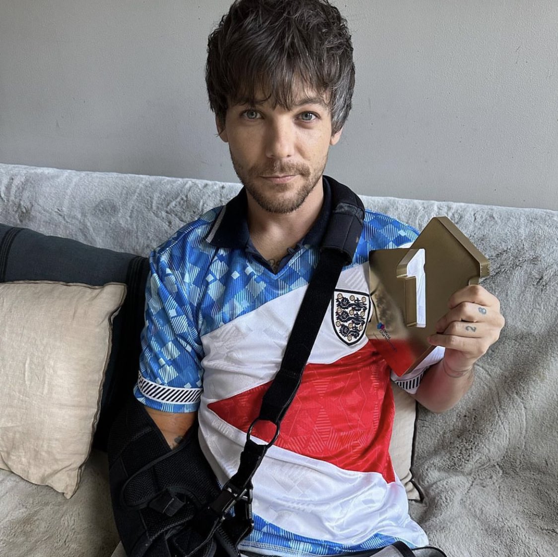 putawalIsera's tweet photo. Hi!!! @OnAirRomeo, please can you play #SilverTongues by #LouisTomlinson                 @Louis_Tomlinson on #MostRequestedLive @MostRequestLive? https://t.co/eM4FALTCvo