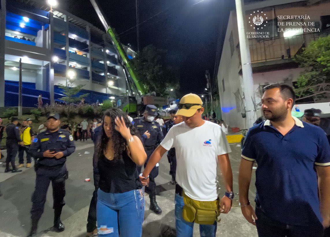 #DispositivoDeSeguridad | La <a href="/PNCSV/">PNC El Salvador</a> capturó en flagrancia a Adriana Aguilar, Manuel Alexander Leonor y Balmore Alejandro Martínez, quienes en las afueras del estadio Cuscatlán vendían boletos falsos para el concierto de Bad Bunny (<a href="/sanbenito/">Benito Antonio</a>). #SecretaríaDePrensa