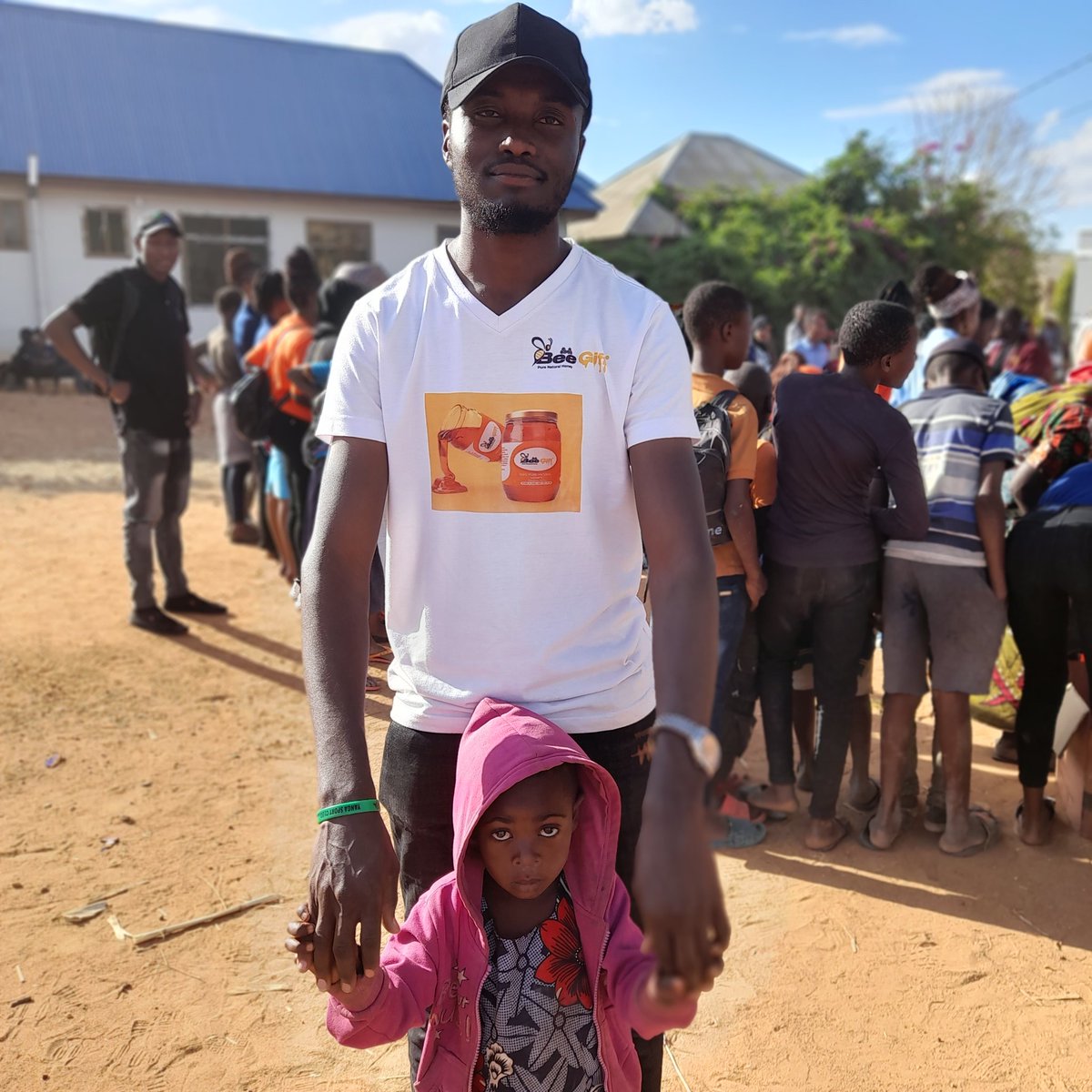 asali_tz's tweet photo. "BEEGIFT PRODUCTS &amp;SERVICES"  KWA KUSHIRIKIA NA TAASISI YA "UNCONDITIONAL LOVE FOUNDATION"  LEO IMEKAMILISHA KAMPENI YAO YA "USIVITUPE KWETU VINA THAMANI" ILIYO ANDALIWA KWA ZAIDI YA MIEZI MINNE .
#BEEGIFT #BORN2SAVELIFE https://t.co/fx5SUvjBeQ