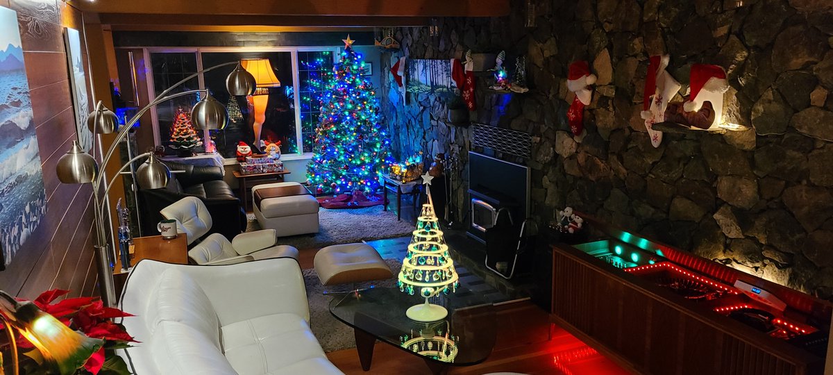 jfmartins1971's tweet image. Christmas 🎄 mode Activated. #mcmchristmas #modernchristmastree.com #eames #noguchi #leglamp #AChristmasStory