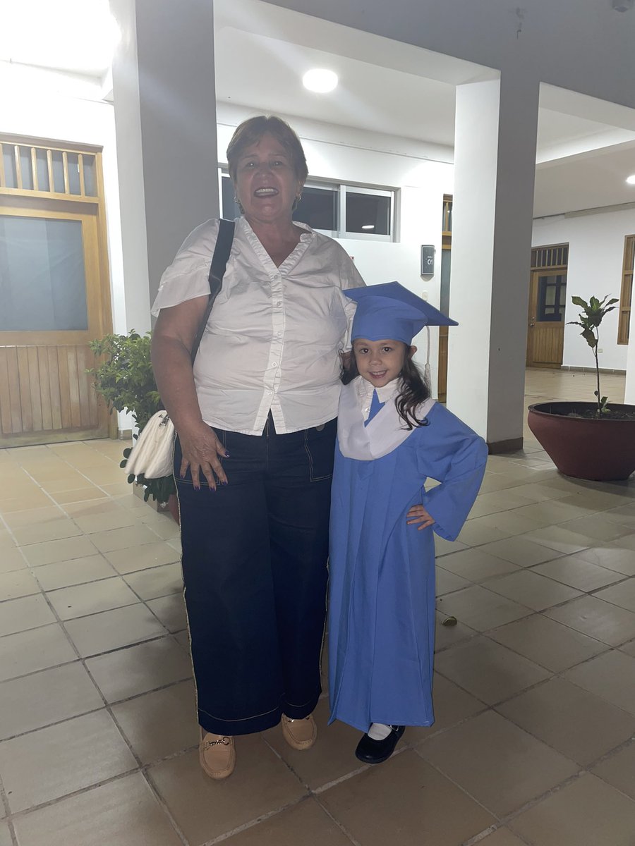 tottoespeleta's tweet photo. Orgullo de ti hija de este primer escalón 🧑🎓 #Grados2022 #Feliz 😍 https://t.co/34lxktFFUB