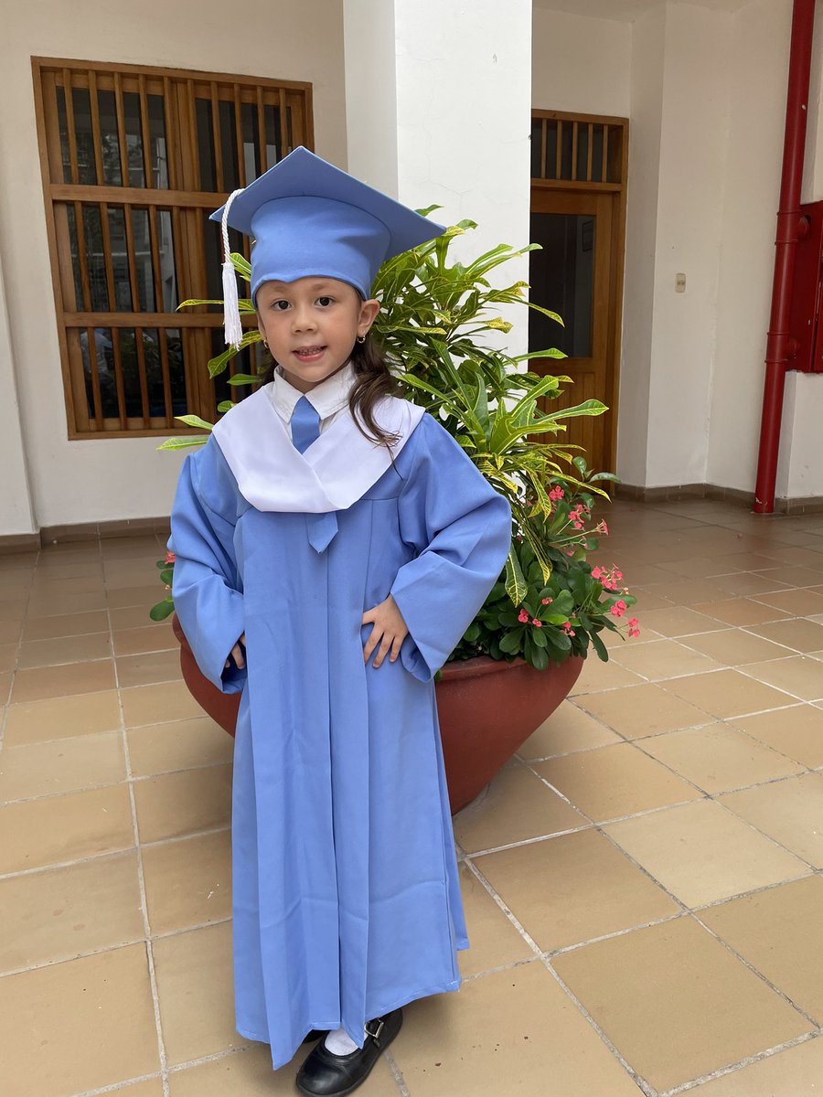 tottoespeleta's tweet photo. Orgullo de ti hija de este primer escalón 🧑🎓 #Grados2022 #Feliz 😍 https://t.co/34lxktFFUB