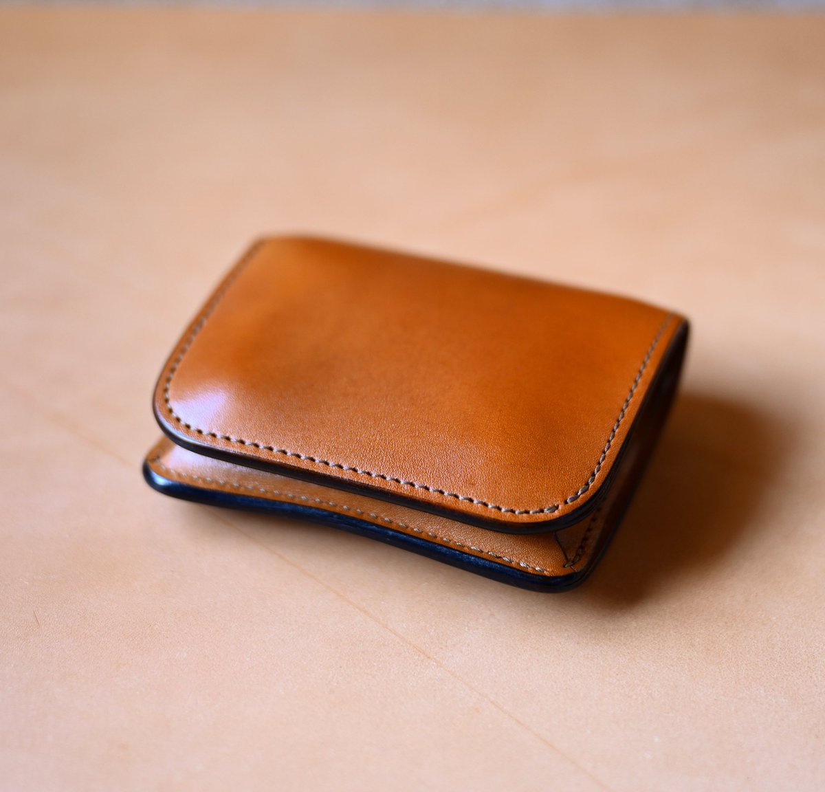 WILDSWANS

経年変化の確認。
FULL GRAIN BRIDLE / CASA
色はLONDON COLORです。

#wildswans #fullgrainbridle #miniwallet #leathercare #ワイルドスワンズ #ミニ財布 #フルグレインブライドル #経年変化