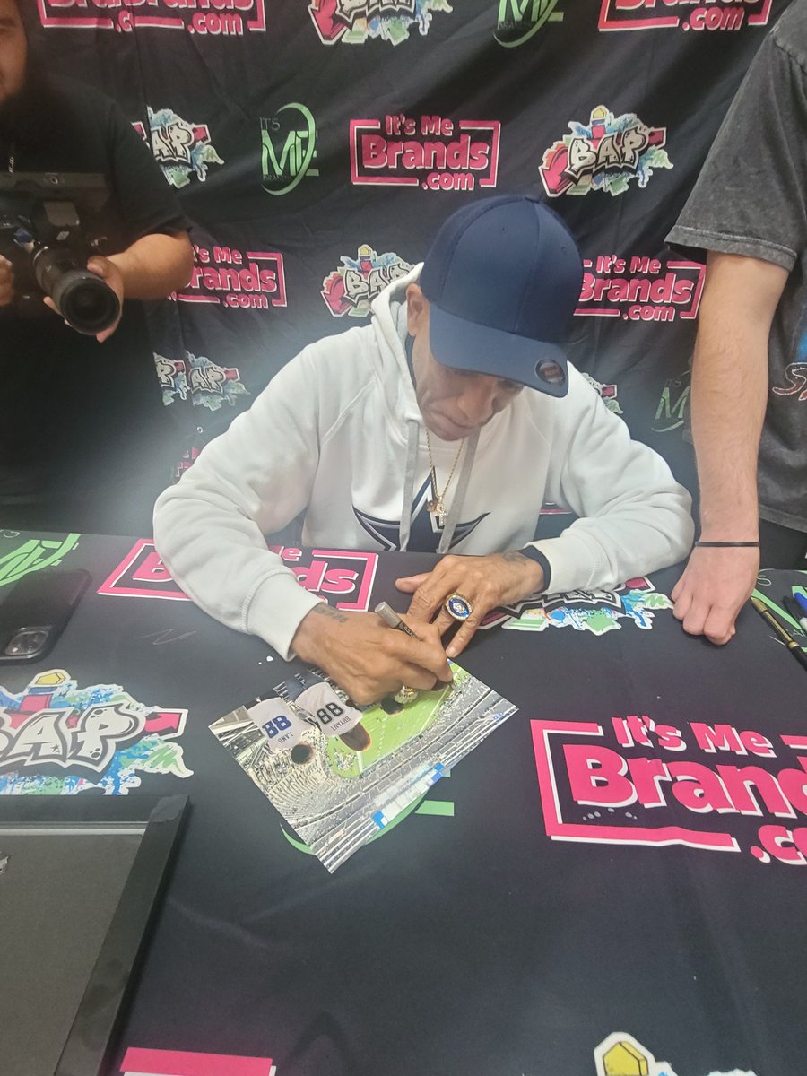 xtinalynntaylor's tweet photo. Thank you @88DrewPearson for being the first 88 and signing our favorite family photo! We'll catch @DezBryant next weekend, and track down @_CeeDeeThree and @michaelirvin88 to round it out!#88Club #Great88s https://t.co/D736GADZdt