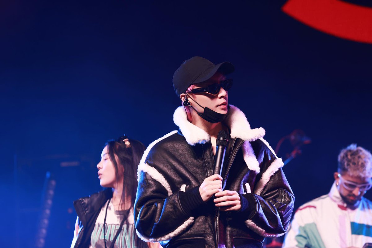 Be a torch in the dark night, write the answer of time, and be stained with the spicy taste of Changsha sailing all the way from the Xiangjiang River. Get ready to enter the world of M-POP with traditional Chinese music with <a href="/layzhang/">Lay Zhang</a> #LAYMETAMOON