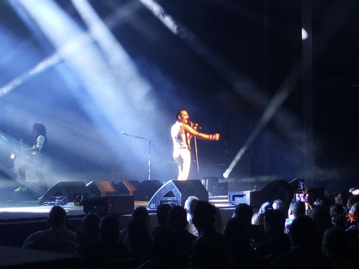 LenysCarolina's tweet photo. Pablo Padín tiene a todo el público de la Ríos Reyna simplemente hipnotizado #26nov

#DiosSalveALaReina #TributoAQueen https://t.co/Kg7Swh0SmK