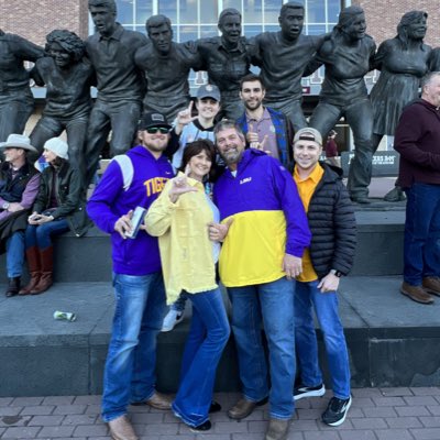 Jonathan___17's tweet image. One crazy family