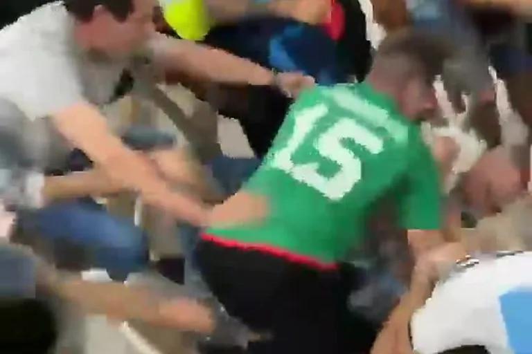 LANACION's tweet photo. Mundial Qatar 2022: la batalla campal entre hinchas argentinos y mexicanos durante el partido en el estadio Lusail https://t.co/KlMRU7qSCH https://t.co/7QJKdXOiXE