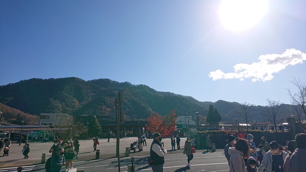 kinugawahinata's tweet image. おはこんにちはっ♨️👧
週末日曜日の ＃鬼怒川温泉 は今朝からスッキリ青空。気温は15℃と適温で、秋シーズン最後の週末は絶好の観光日和となっています☀️🍁🏞️😍
春から運行の「＃鬼怒川ライン下り」は今シーズンの最終運行日…
街中はまだまだ綺麗な紅葉が楽しめます🍁😃
当温泉へ晩秋の行楽を…