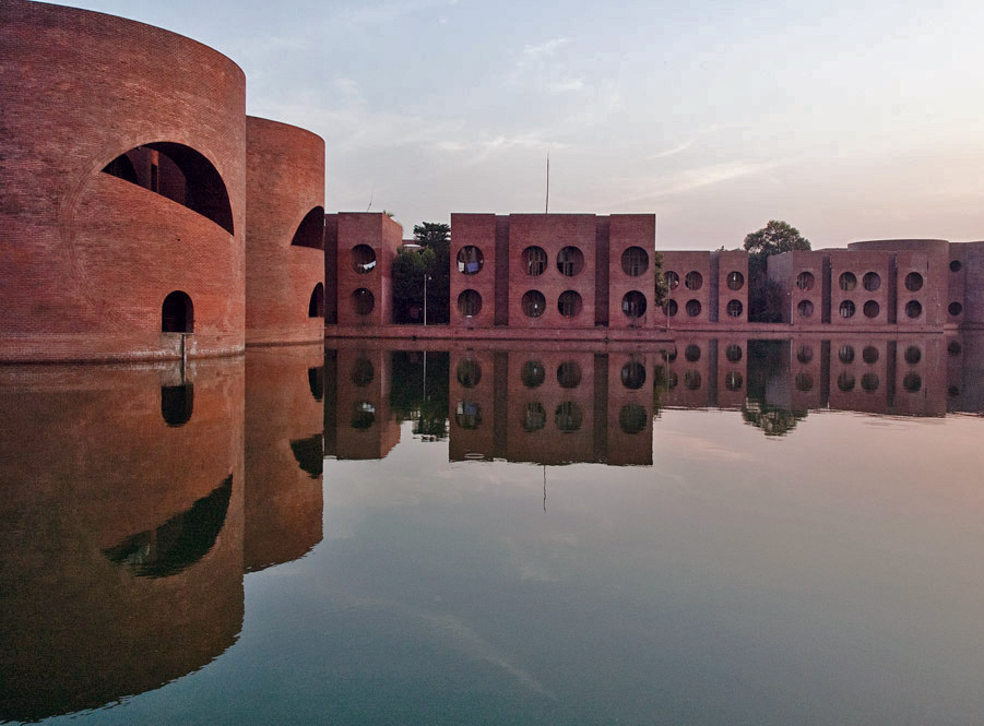 alejandrocsome's tweet photo. Aprovecho el fervor por Bangladesh para decirles que tiene uno de los edificios más increíbles del movimiento moderno y de la producción de Louis Kahn: El Parlamento Bangladeshi de Dhaka.

🇦🇷🇧🇩 https://t.co/0WkCifbKuX
