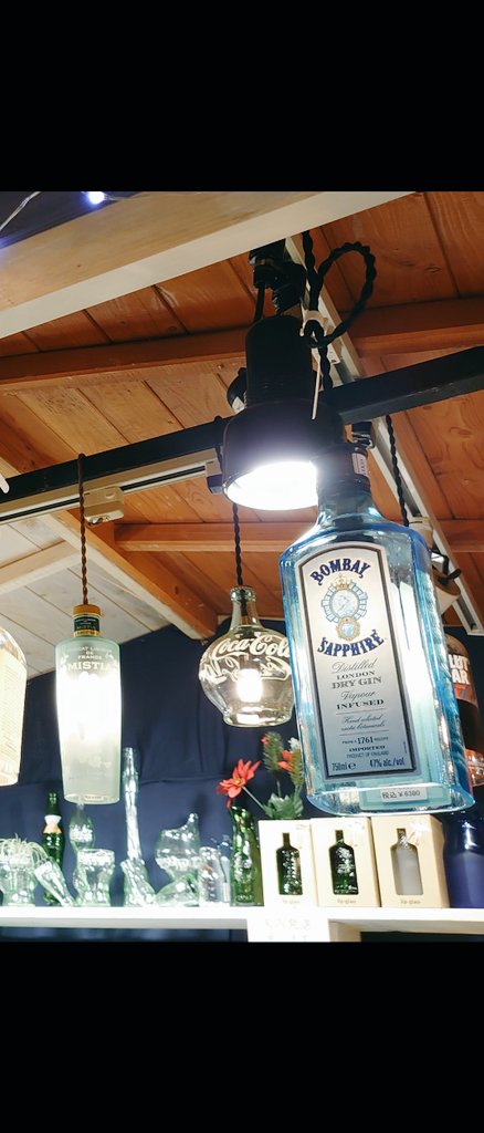 rose_lani_'s tweet photo. 先日、博多駅前のクリスマスマーケットで、素敵なお店を見つけました。
お酒やコーラのボトルが再生されて形を替え、キラキラ✨とても綺麗でした。
キッチンカウンターの上を、こんなライトで飾りたいなぁ✨
＃博多駅
＃クリスマスマーケット
＃Reglass  (Re−glass) https://t.co/2yRcB2CwCD