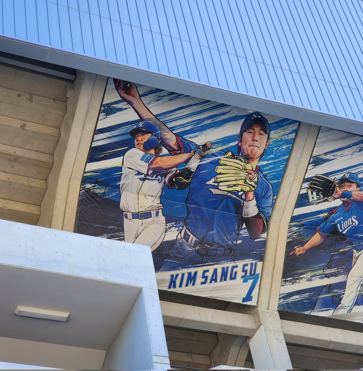 라팍에 걸려있는걸 보는게 마지막 이겠구나
• • • • •