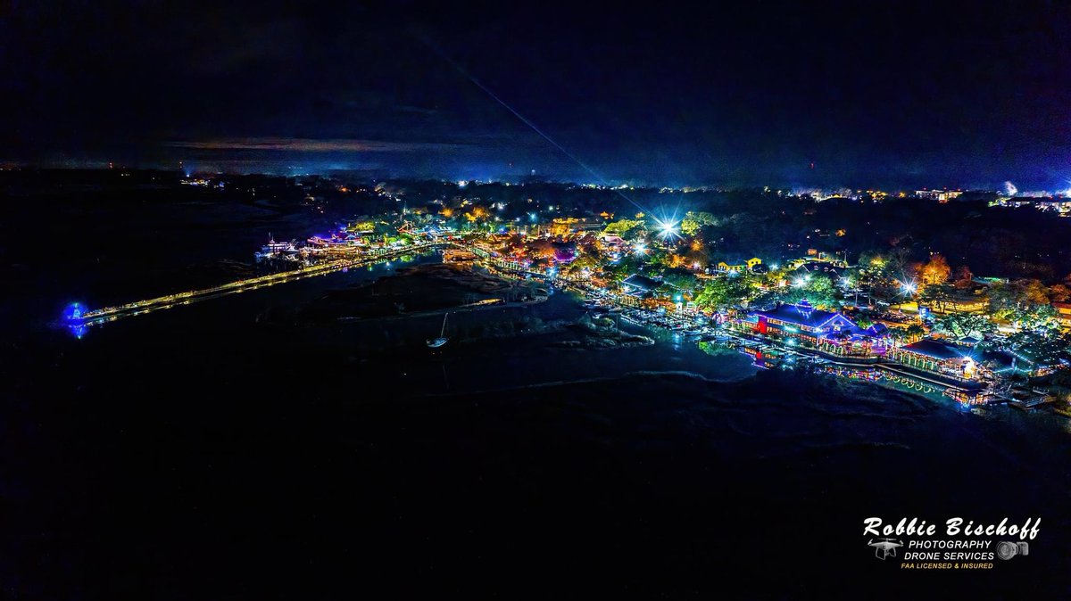 EdPiotrowski's tweet photo. The Murrells Inlet MarshWalk kicked off their Wonderland of Lights with a bang. What a beautiful and festive scene on the water! https://t.co/01cSMYZdMU
