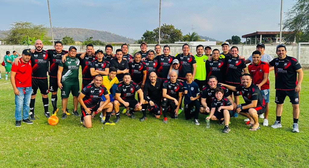 Rmoralesverduga's tweet photo. Gracias Dios 🙏 por este gran sábado con la promoción de ex alumnos del #CristoRey. SOMOS LOS CAMPEONES #MalaJuntaFC. Con la misma humildad y gran contundencia: 16 goles en los últimos 5 partidos. En los próximos días va el video. Hay mucho que editar. Celebren muchachos 🇪🇨✅🏆 https://t.co/DoKG8MCV4O