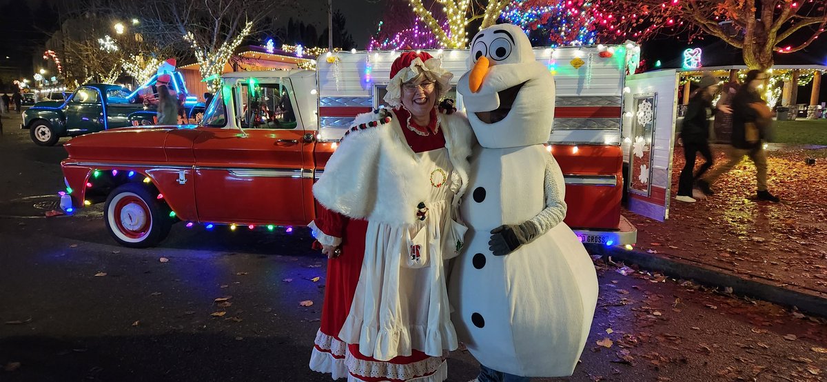 snocoliving's tweet photo. Thank you @ArlingtonWA for the wonderful Hometown Holiday evening. We had a great time with everyone and we saw many, many smiles of all ages.
#Christmas #ArlingtonWa #SnoCo #LightsOfChristmas #HometownHolidays https://t.co/73q6cDsiux