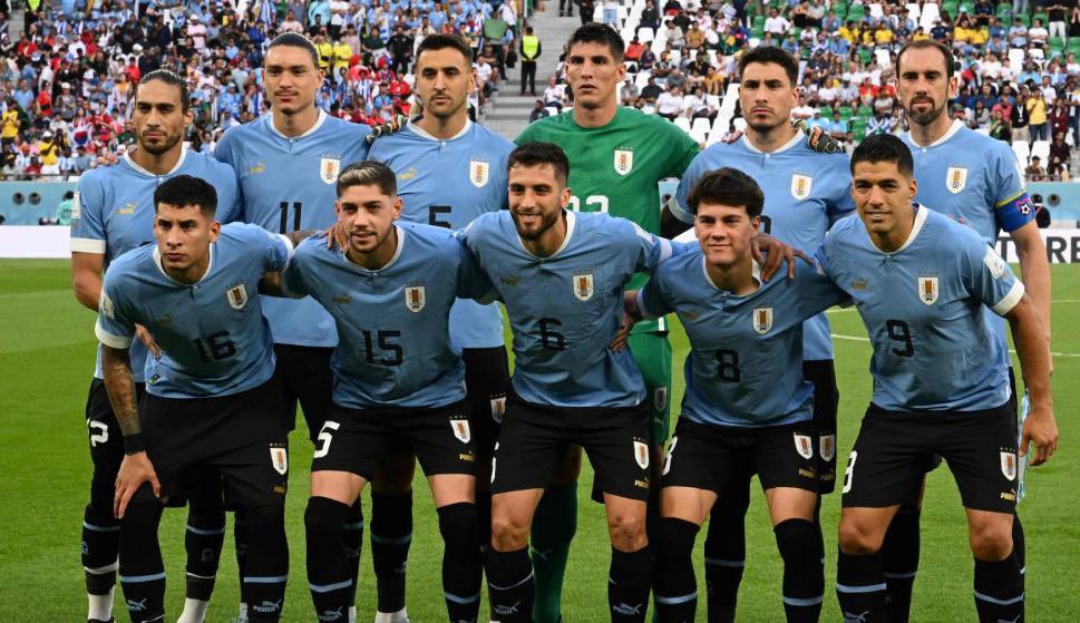 Tuytiritero's tweet photo. El equipo que       //       El equipo que 
nos une.                          que nos hunde. https://t.co/3v5bmdyTiR