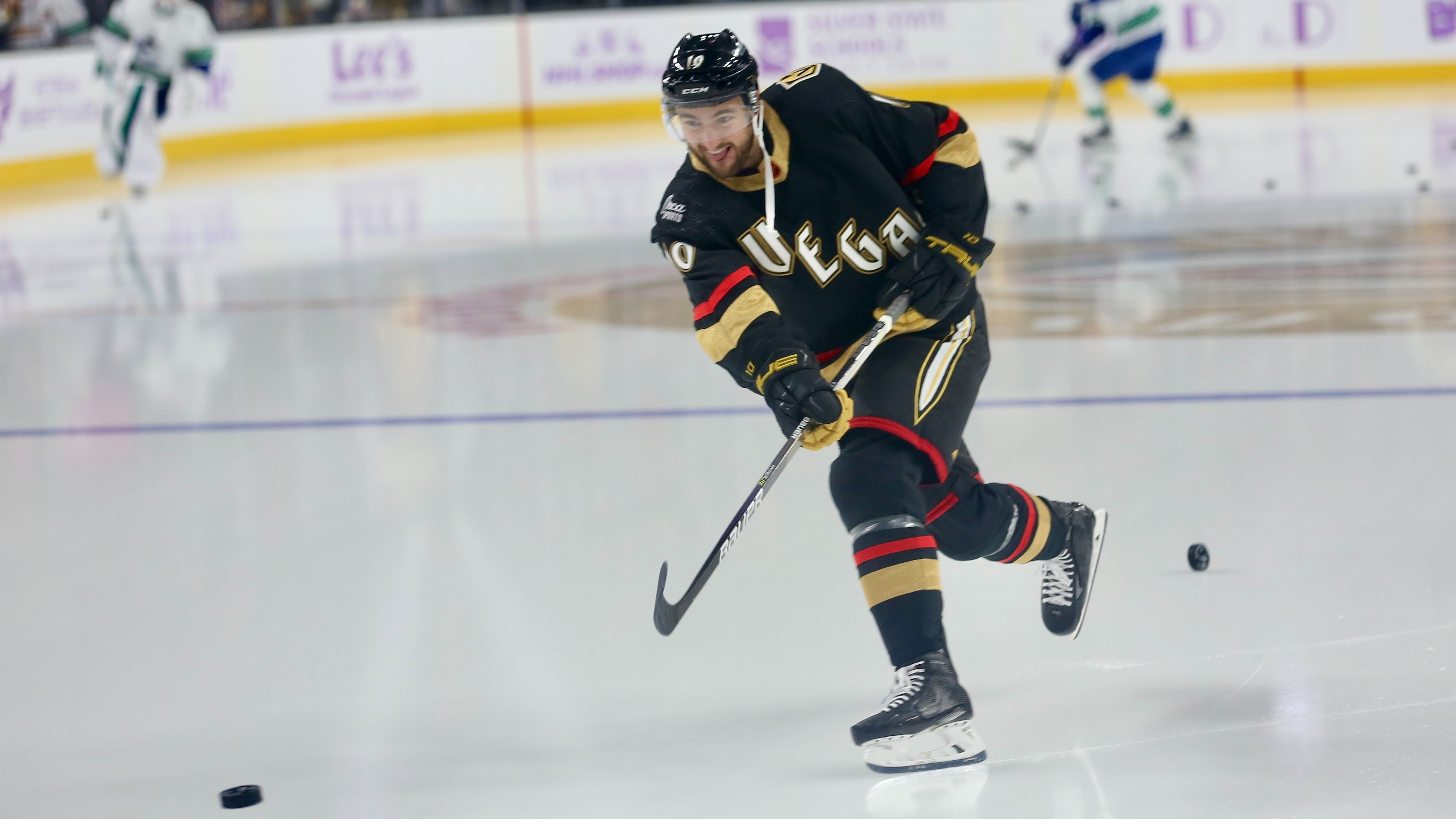 NHL on X: The @GoldenKnights walking onto the ice in their glow-in-the-dark  #ReverseRetro jerseys might be the coolest thing you'll see all day. :  @Sportsnet ➡️  #NHLonSN  / X