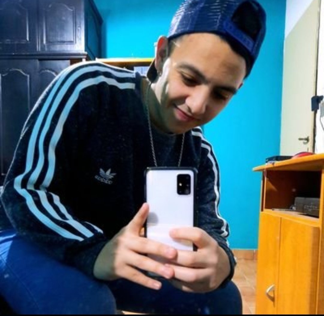 BackstretFC's tweet photo. @CarbonaraJuan Tu frente mas grande que las malvinas JAJAJAJAJJAA https://t.co/Lwjuz6o0aI