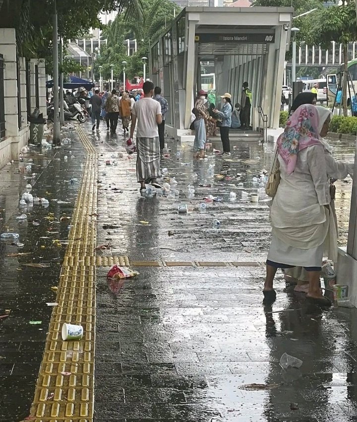 01Farindo's tweet photo. Ketika sampah berpolitik sampah, akan menghasilkan sampah ini lah wajah Indonesia ku sekarang

Jokowi https://t.co/YShmsMve4h
