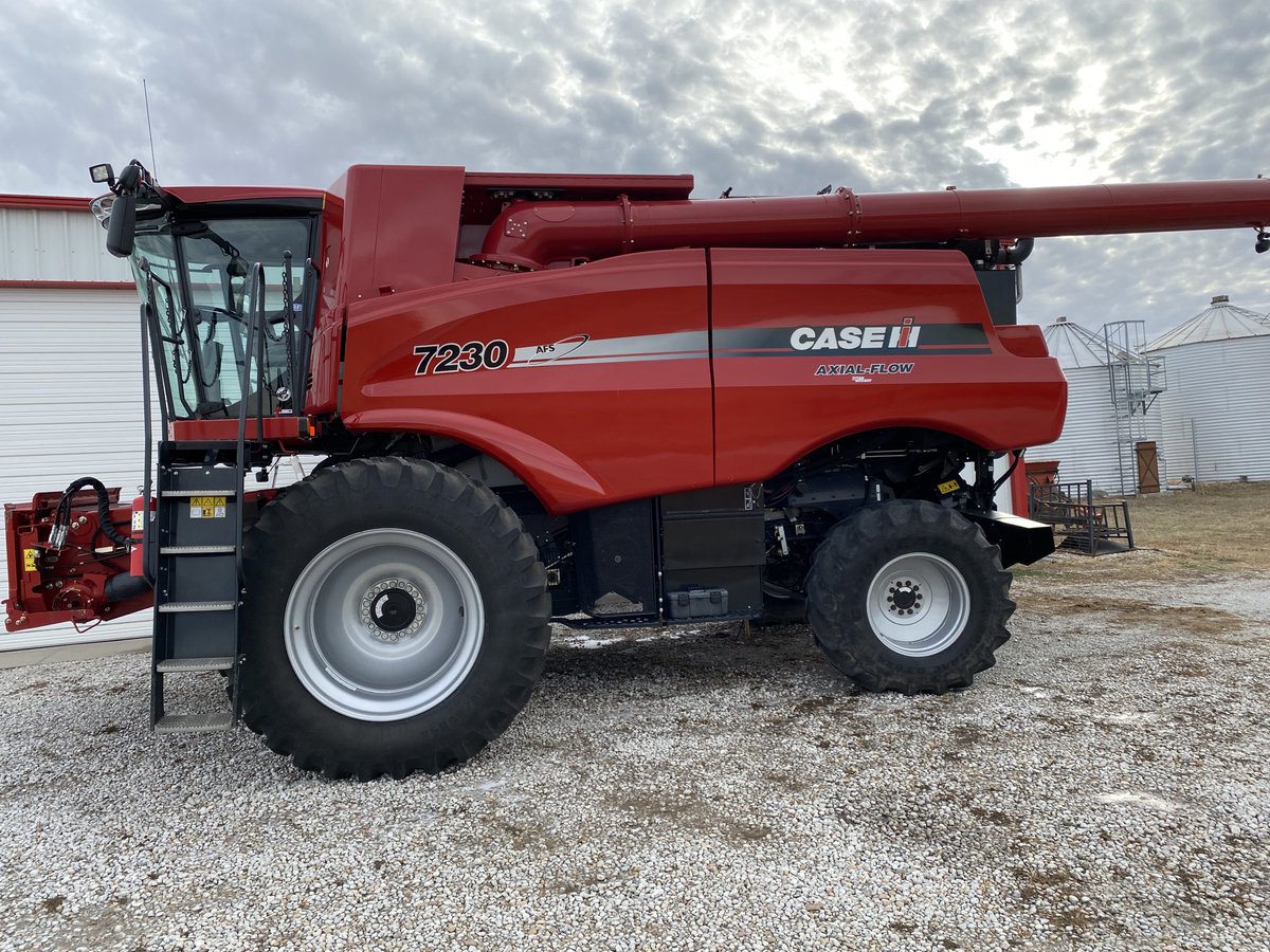 JBohuslavsky's tweet photo. Weather outlook forecasts cold temps and some moisture on the way, hopefully rain? 🙏👍🏻 Today seemed like my last chance to wash up combine for the year. ⁦@Case_IH⁩ https://t.co/JJsxyYYdTh