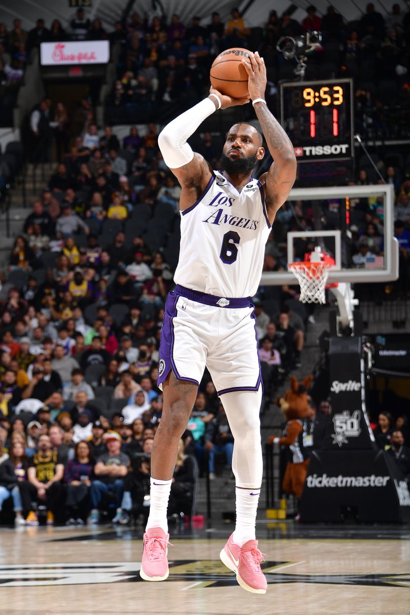 LeBron was UNSTOPPABLE tonight 😤🎯 

39 PTS
11 REB
11-21 FG
7-12 3PT 🔥
