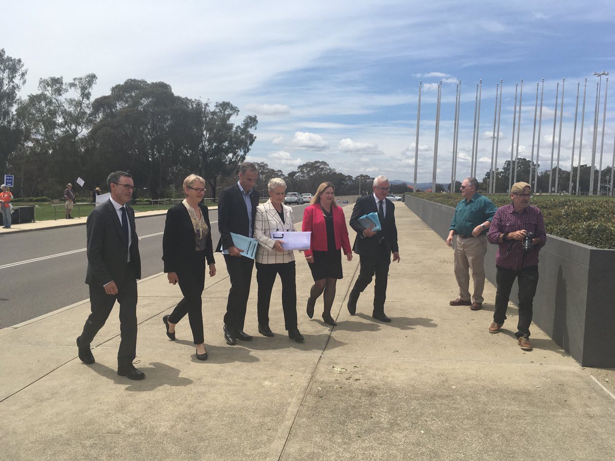 On this day 4 years ago several parliamentarians delivered a petition with 130000 signatures to the government, to get #KidsOffNauru. Within months that shameful policy of indefinite detention of children had ended.
⁦@NickMcKim⁩ ⁦@MakeMayoMatter⁩ #auspol