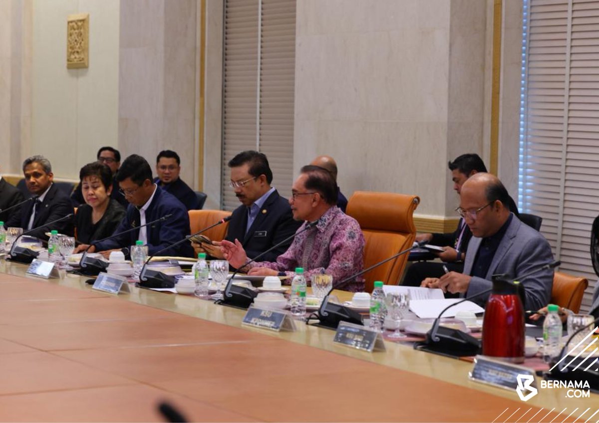 bernamadotcom's tweet photo. Perdana Menteri Datuk Seri @anwaribrahim mempengerusikan Mesyuarat Khas Majlis Tindakan Sara Hidup Negara Tahun 2022 di Bangunan Perdana Putra, Putrajaya hari ini.

📸Mohd Huzaini Mohd Daud | BERNAMA https://t.co/rcADiAV8CR