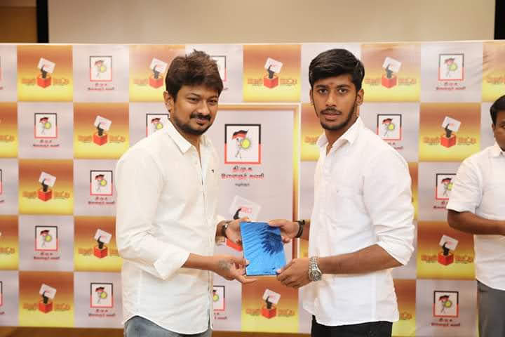 Sudhars31412680's tweet photo. இயக்கத்தின் இதய துடிப்பே...
திராவிட மாடலின் மணிமகுடமே இனிய பிறந்த
நாள்வாழ்த்துக்கள் அண்ணா @Udhaystalin சின்னவரே
#HBDUdhayanidhiStalin
#HBD_CHINNAVAR https://t.co/TbHkL1giH7
