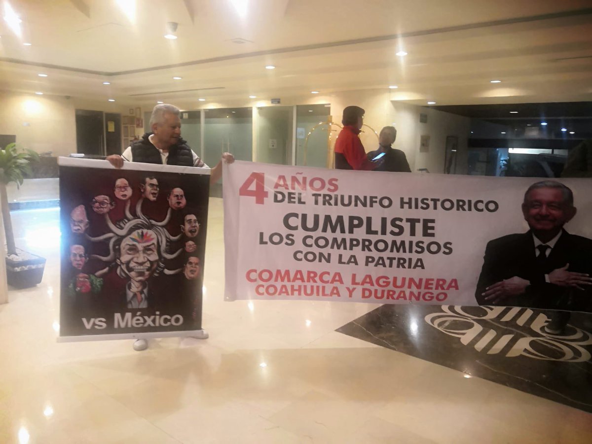 CEOMarcosOrtiz's tweet photo. Las dos Morenas:

1.- La Burguesa socialista: usa las prácticas neoliberales de transporte viajando en avión, no se junta con la chusma, va a buenos hoteles

2.- La Social: la que entiende que la lucha debe ser desde, con y para el pueblo, viaja en camión, se queda en la calle https://t.co/wR47wu9FfV