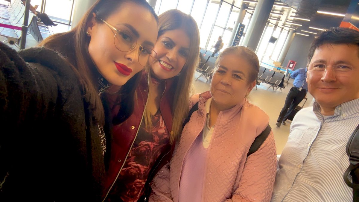 CEOMarcosOrtiz's tweet photo. Las dos Morenas:

1.- La Burguesa socialista: usa las prácticas neoliberales de transporte viajando en avión, no se junta con la chusma, va a buenos hoteles

2.- La Social: la que entiende que la lucha debe ser desde, con y para el pueblo, viaja en camión, se queda en la calle https://t.co/wR47wu9FfV