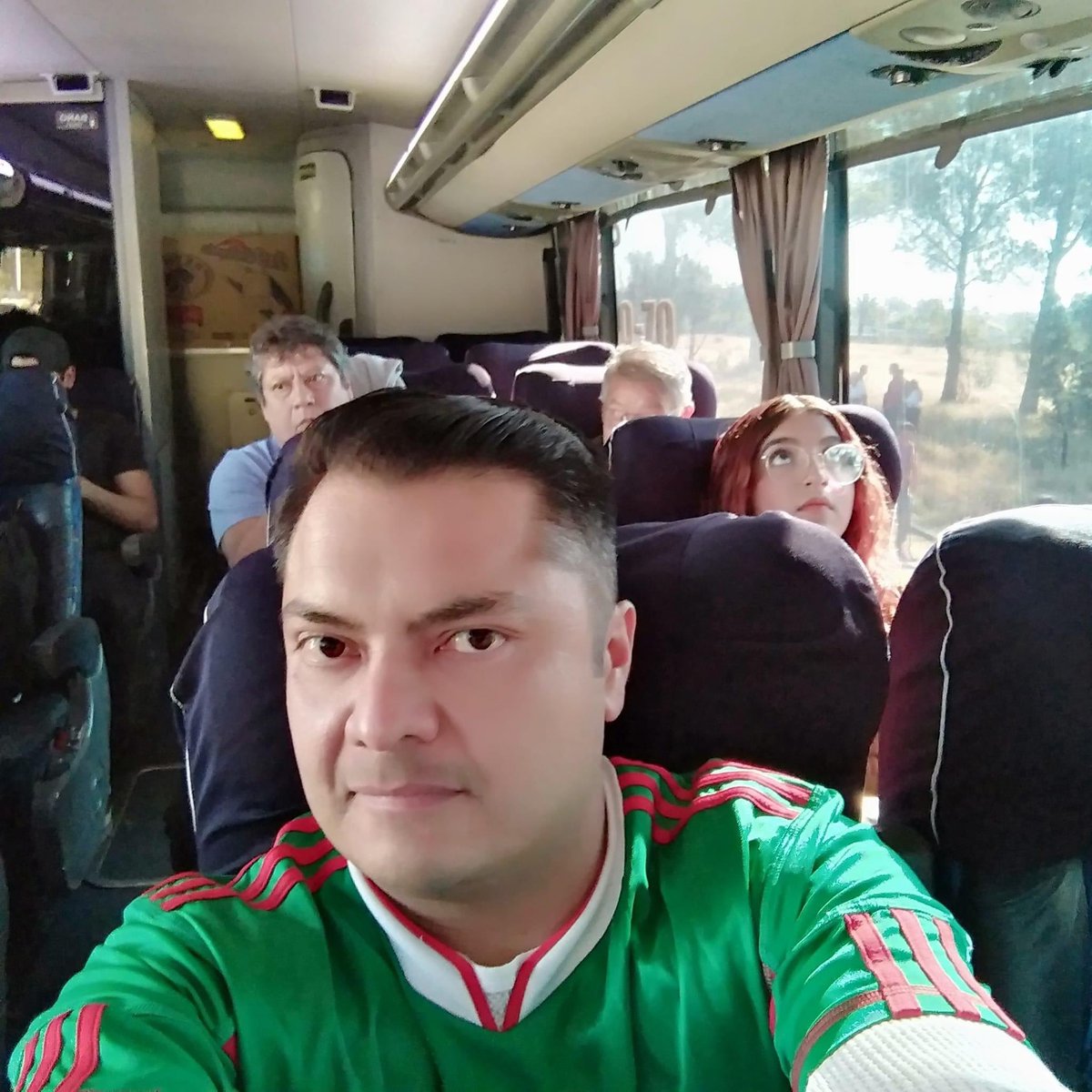 CEOMarcosOrtiz's tweet photo. Las dos Morenas:

1.- La Burguesa socialista: usa las prácticas neoliberales de transporte viajando en avión, no se junta con la chusma, va a buenos hoteles

2.- La Social: la que entiende que la lucha debe ser desde, con y para el pueblo, viaja en camión, se queda en la calle https://t.co/wR47wu9FfV