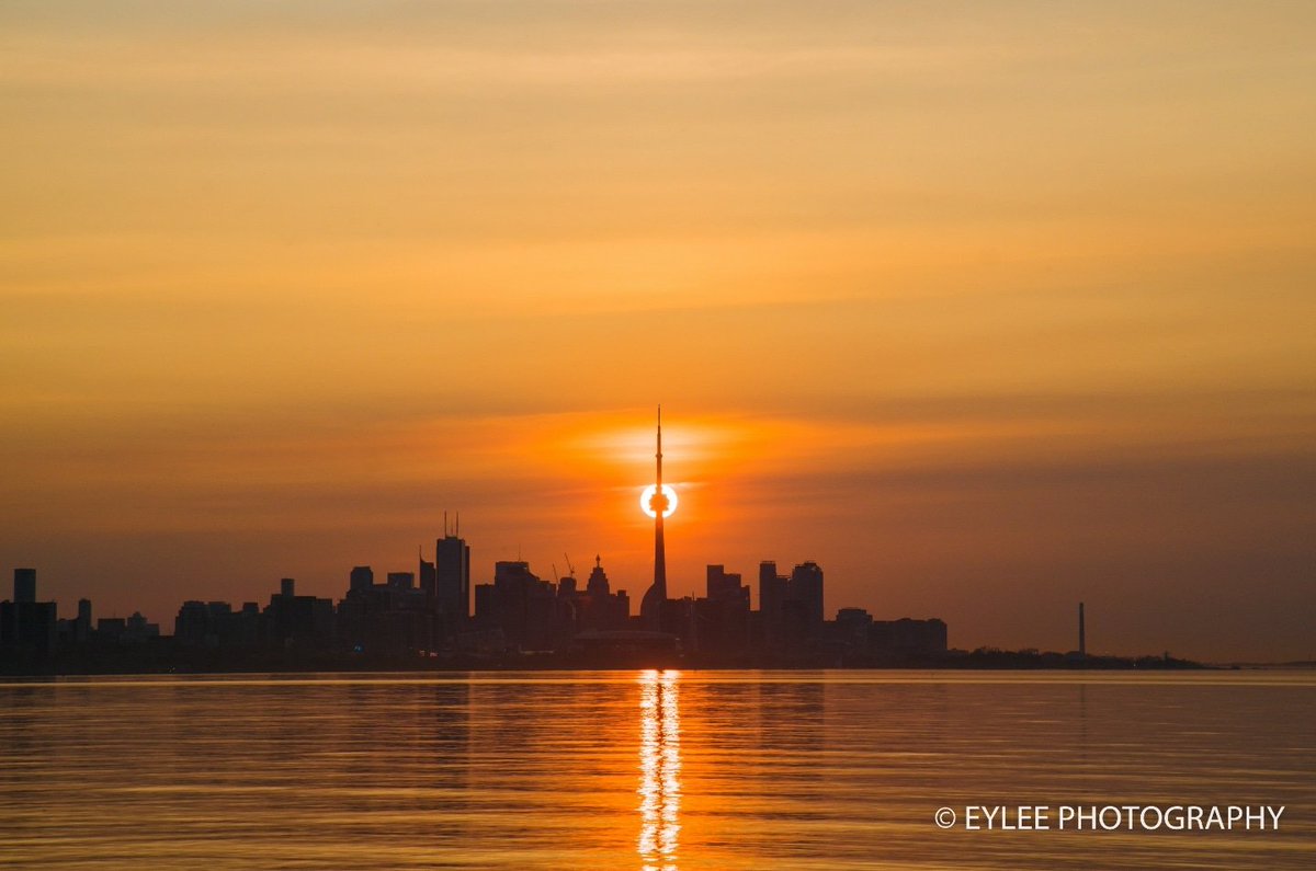 eylee6064's tweet photo. Sun lining up with the CN tower.. https://t.co/Lmh5gu79iV