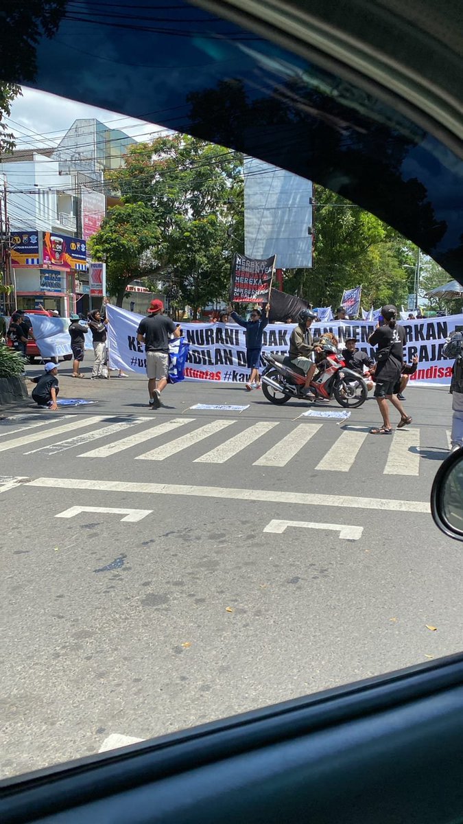 Perempatan Simpang Luwe (Kali Urang) Kota Malang <a href="/yusufgunawan/">Yusuf Gunawan</a> <a href="/infomalang/">Info Malang</a> <a href="/info_malang/">MALANG</a> <a href="/cityguide911fm/">City Guide 911 FM</a>