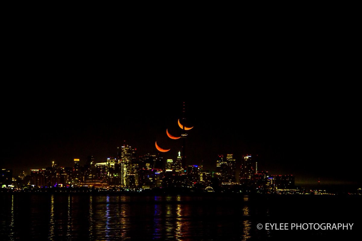 eylee6064's tweet photo. Crescent moon lining up with CN tower.. https://t.co/qYG14Z0KNy