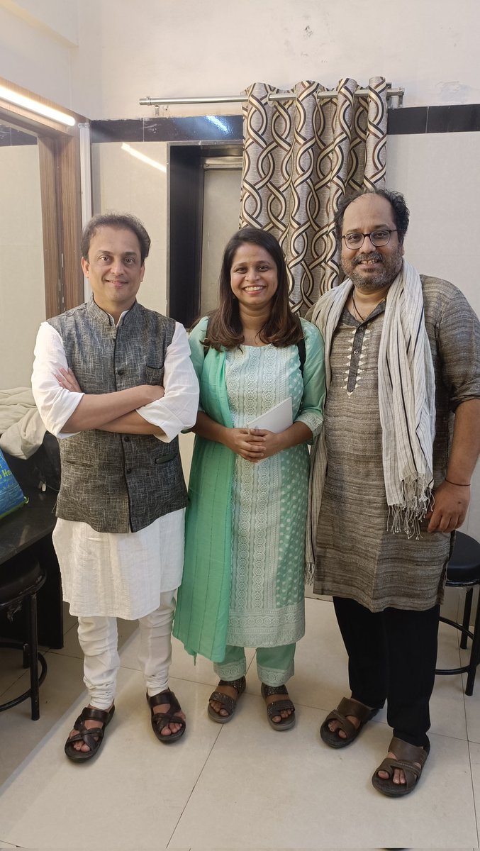 Pihhu_bole's tweet photo. कोकणातील कुठल्यातरी कोपऱ्यातल्या गावात.. सोफ्यावर रेलून, चहा पिताना, जेवण करताना, फेरफटका मारताना, उठता बसता... यू ट्यूब, इन्स्ता, फेसबुक..जिथे मिळेल तिथे... संदीप खरे, वैभव जोशी, गुरू ठाकूर वाचणारी, ऐकणारी मी... 
१/८👇 https://t.co/CD9rMMZGTu