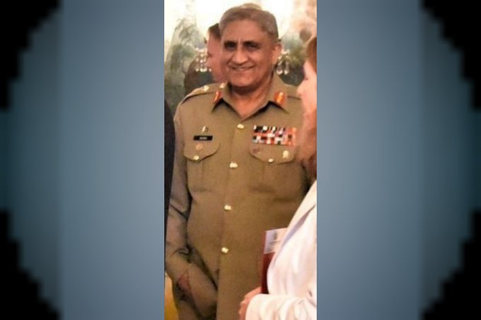 BRAVOlahore_RRS's tweet image. This is all because of #PakistanArmy, they train well #IDEAS2022 
Once Bajwa received a call &quot;Sir what to do with prisoners&quot;
around Bajwa were many people so he could not speak..
But #Bajwa gave a signal to Gen Faisal Nasir for how to torture PTI&apos;s members...like this👇😸