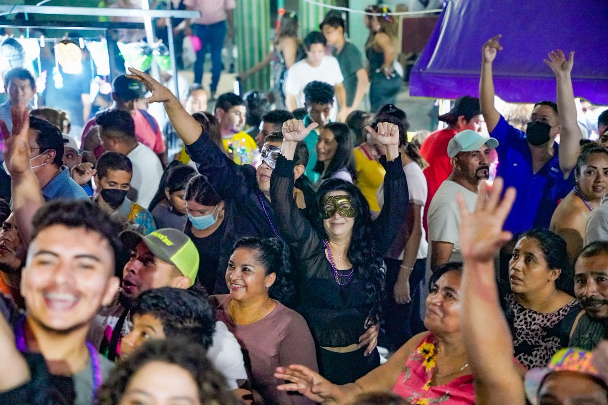 WILLSALGADO's tweet photo. Así disfrutan los migueleños del desfile de carrozas del sexagésimo tercer Carnaval de San Miguel.

Para reir, para cantar, para bailar, para gozar, para sentir felicidad, no hay más lugar que San Miguel en carnaval. 🎆🎉🎊 https://t.co/u5BJOhjUn4