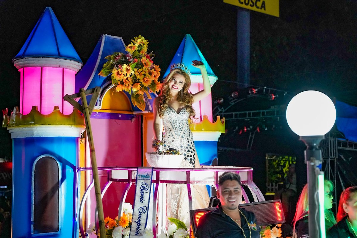 WILLSALGADO's tweet photo. Así disfrutan los migueleños del desfile de carrozas del sexagésimo tercer Carnaval de San Miguel.

Para reir, para cantar, para bailar, para gozar, para sentir felicidad, no hay más lugar que San Miguel en carnaval. 🎆🎉🎊 https://t.co/u5BJOhjUn4