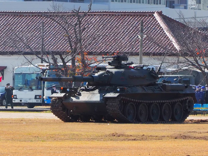 自衛隊駐屯地の公開式典に行ってきた 実際に戦車が動いてるの初めて見たし音すげーデカいしカッコよかった マシーネンクリーガーだった(写真はSafariから送ってもらった) 