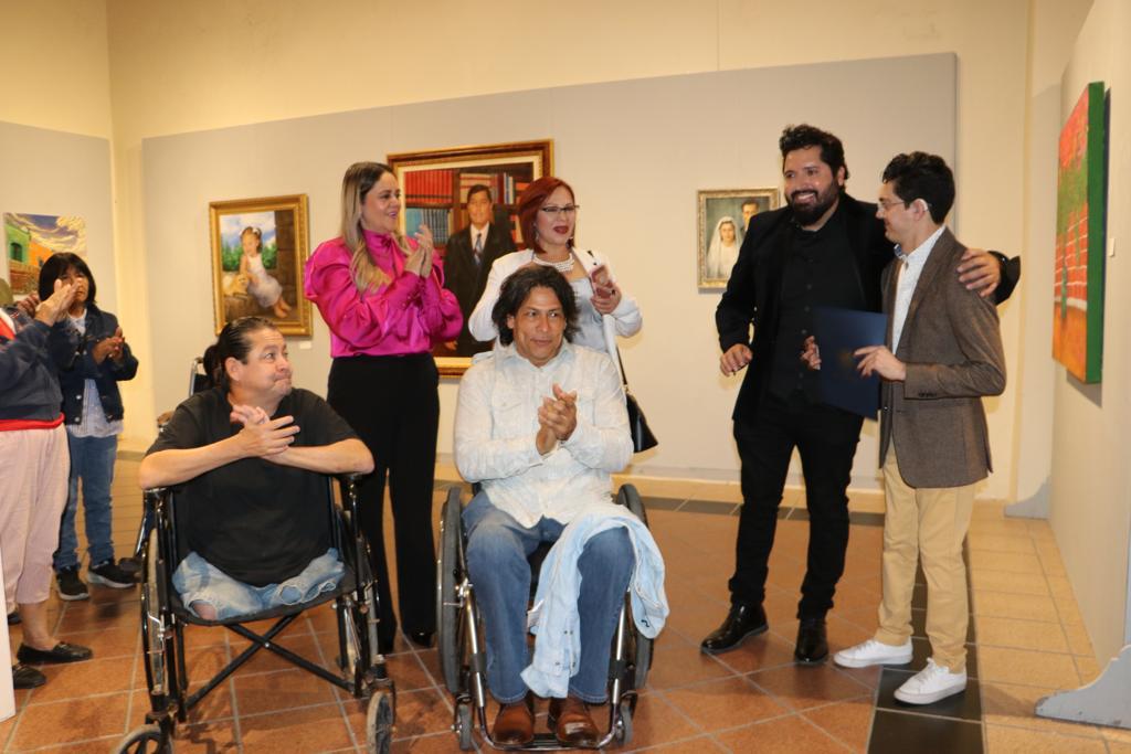 Con el nombre “Llantas arriba-Wheels Up”, esta noche se llevó a cabo una  exposición de artes plásticas de talentosos mazatlecos con discapacidad,  en la galería del Teatro “Ángela Peralta”.

Al evento asistió María Teresa Apodaca Muñoz, presidenta del Sistema DIF Mazatlán