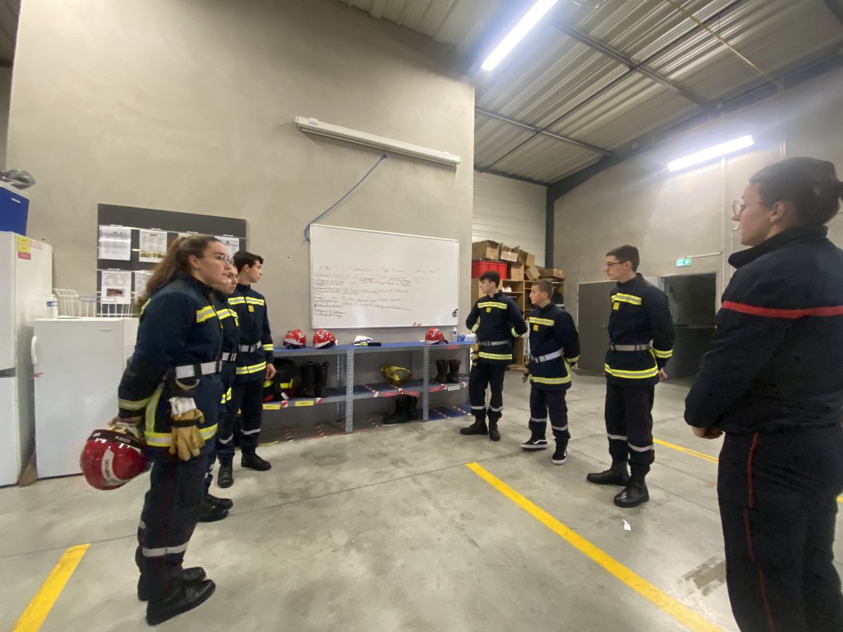 JDeols's tweet photo. Matinée du 26/11  
Au programme : 
◾️JSP 1 : Apprentissage dérouler/rouler des tuyaux 🔥 
◾️ JSP 2 : Rappel théorique et pratique sur les ETB 💦 
◾️ JSP 3 et JSP 4 : Cours sur la procédure d’une fuite enflammée sur bonbonne ou gaz de ville 💣 https://t.co/qCZb9QNu3a
