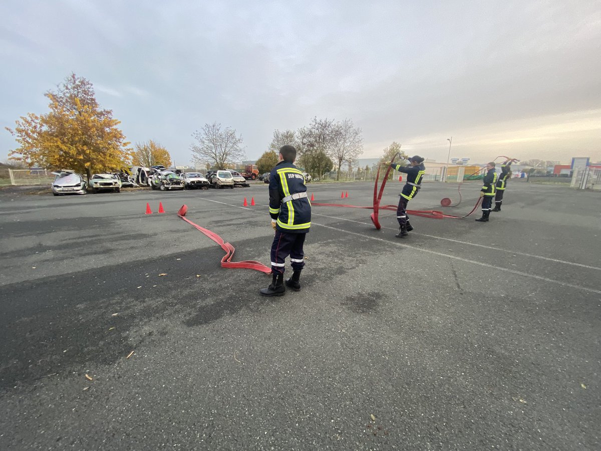 JDeols's tweet photo. Matinée du 26/11  
Au programme : 
◾️JSP 1 : Apprentissage dérouler/rouler des tuyaux 🔥 
◾️ JSP 2 : Rappel théorique et pratique sur les ETB 💦 
◾️ JSP 3 et JSP 4 : Cours sur la procédure d’une fuite enflammée sur bonbonne ou gaz de ville 💣 https://t.co/qCZb9QNu3a